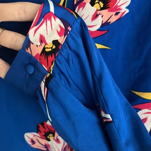 Like New Express Royal Blue & floral crop Top Size L - Picture 5 of 5
